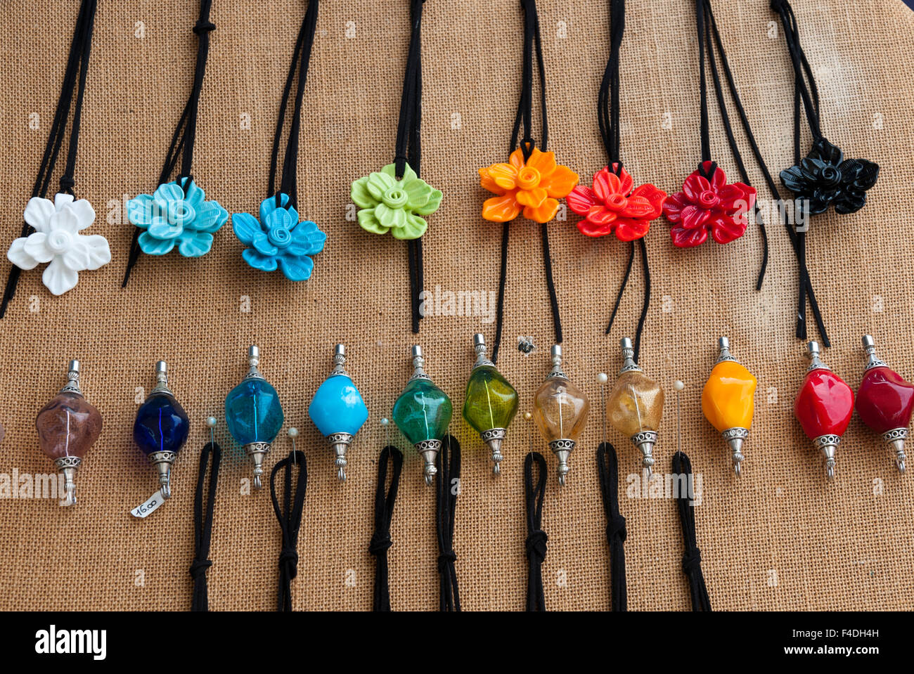 Objetos decorativos para hacer pulseras y collares Fotografía de stock -  Alamy