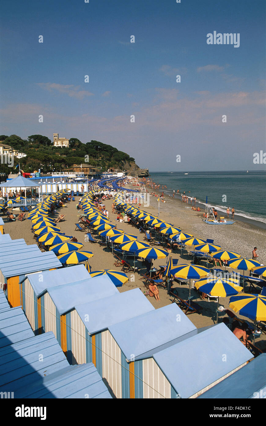 Italia, Liguria, Celle Ligure, Cabanas, Riviera di Ponente, Piani di Celle. playa. Tamaños disponibles (de gran formato) Foto de stock