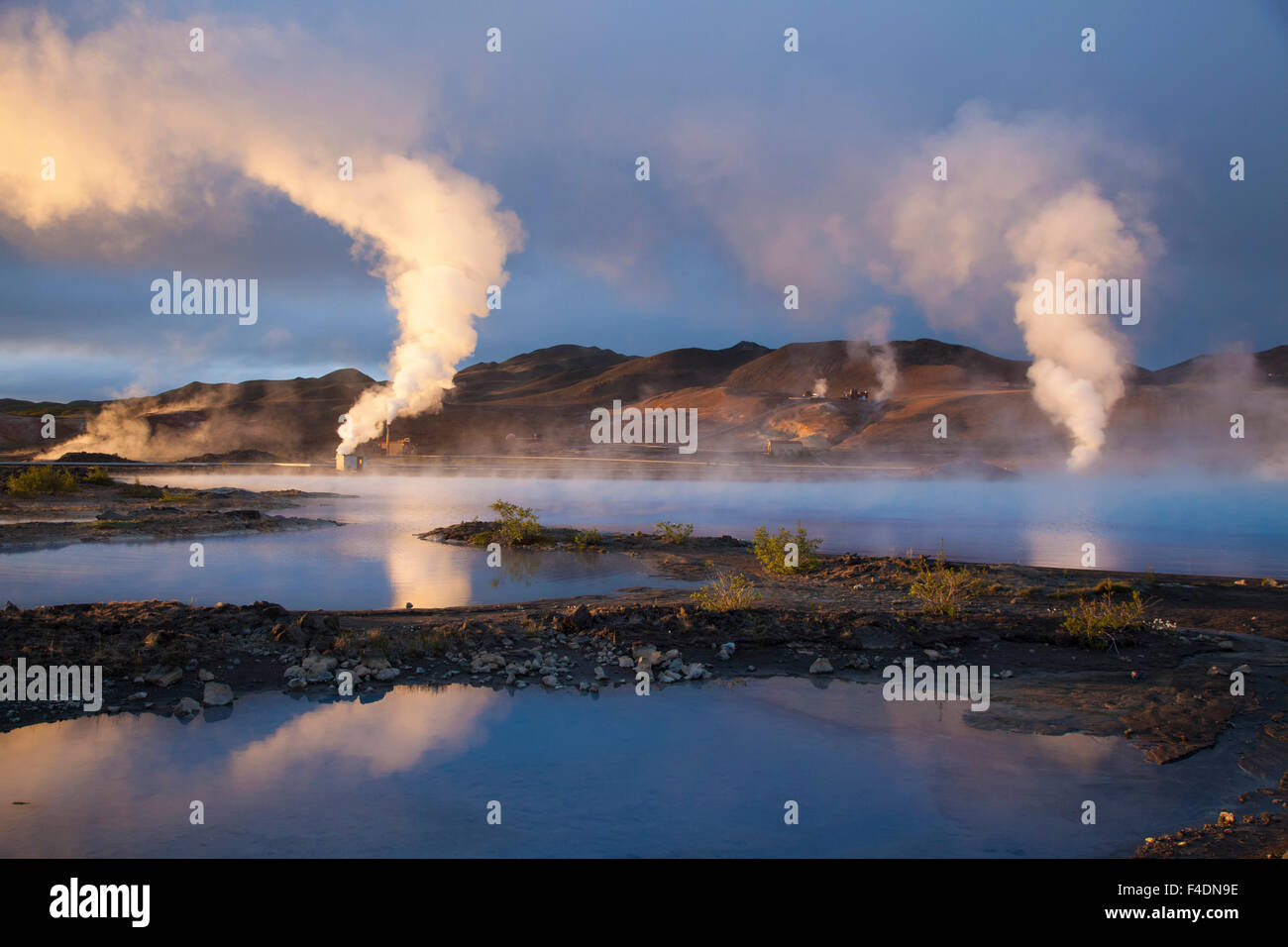 Luz del atardecer sobre la estación de energía geotérmica Bjarnarflag, Myvatn, Nordhurland Eystra, Islandia. Foto de stock