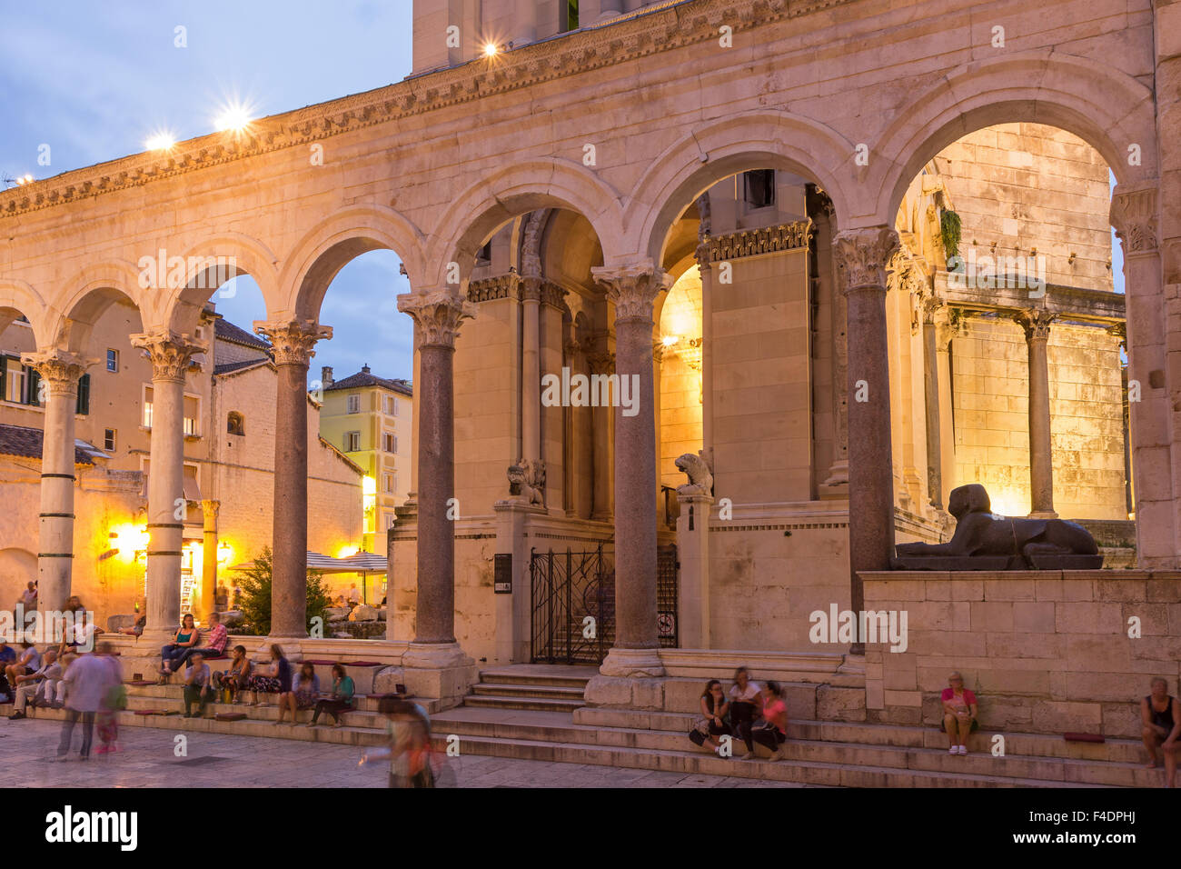 Turistas en el peristilo del Palacio de Diocleciano en Split, Croacia, al anochecer. Foto de stock