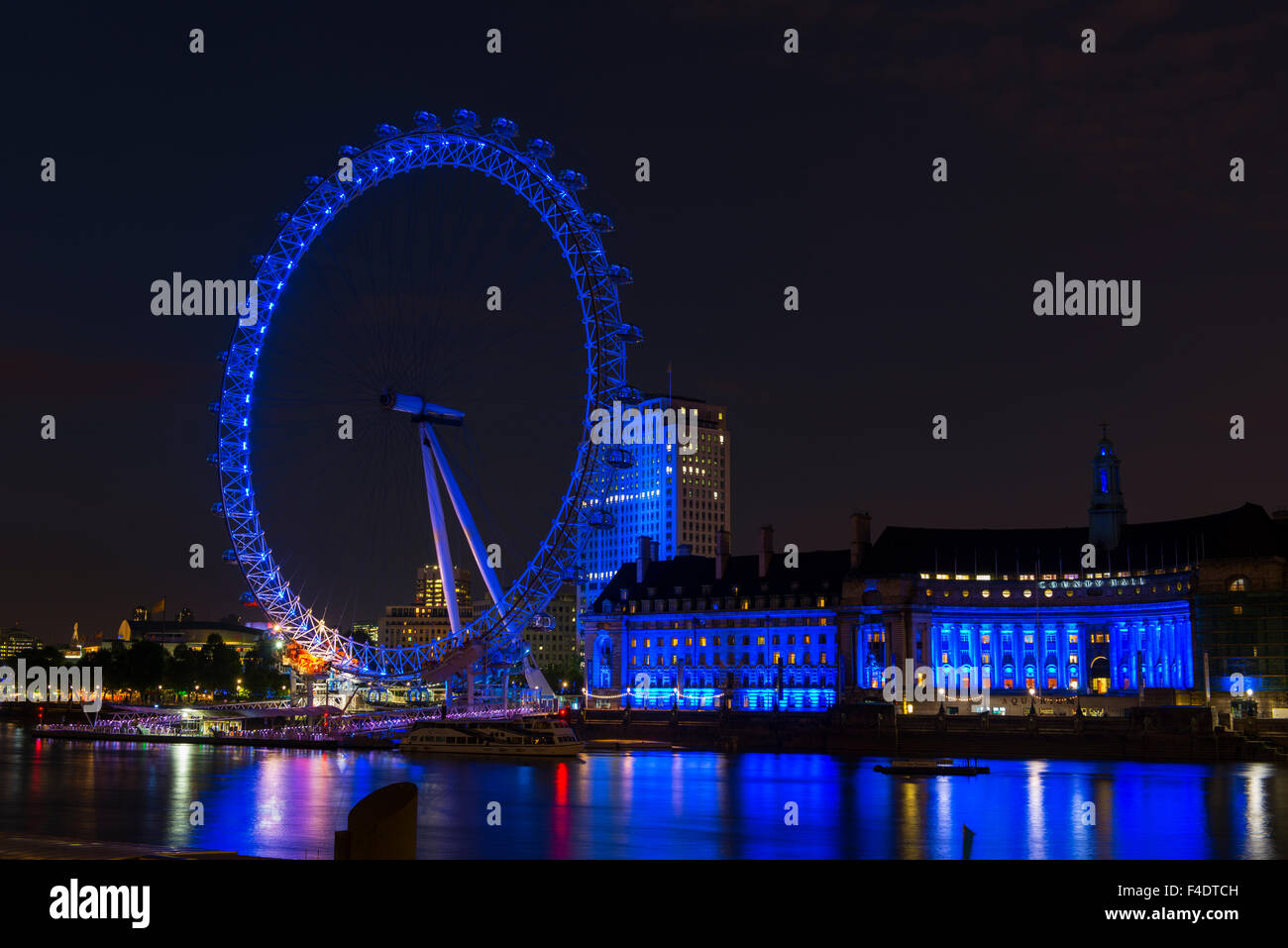 Inglaterra, Londres. La Eye Ferris en la noche reflejándose en el río Támesis. El crédito como: Dennis Kirkland Jaynes DanitaDelimont.com / Galería / Gran formato (tamaños disponibles) Foto de stock