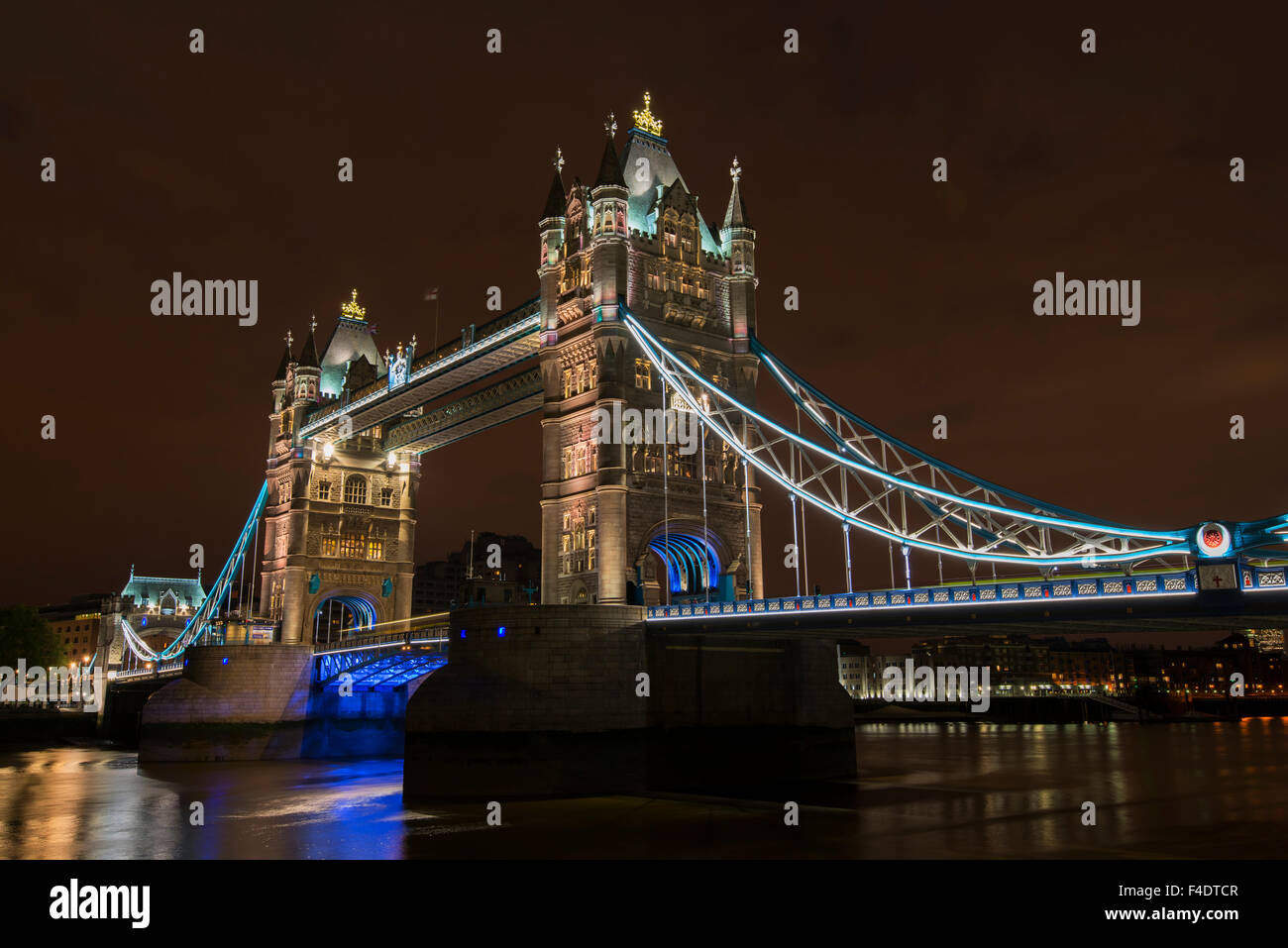 Inglaterra, Londres. Puente de la torre en la noche. El crédito como: Dennis Kirkland Jaynes DanitaDelimont.com / Galería / Gran formato (tamaños disponibles). Foto de stock