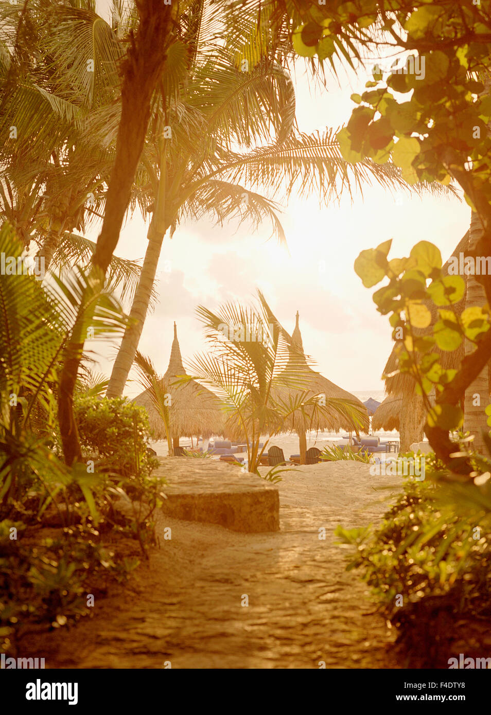 Vista del amanecer de la playa palapas en Maroma Resort y Spa. Riviera