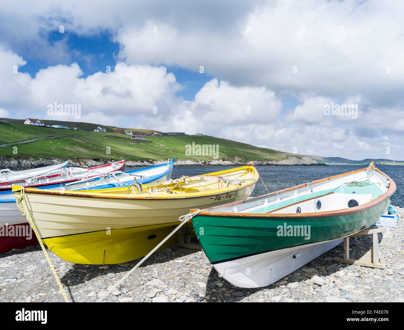 Botes de Remo tradicional o las Shetland Yoal, cerca de Sandwick, Shetland Mainland, Escocia, Gran Bretaña (de gran formato tamaños disponibles). Foto de stock
