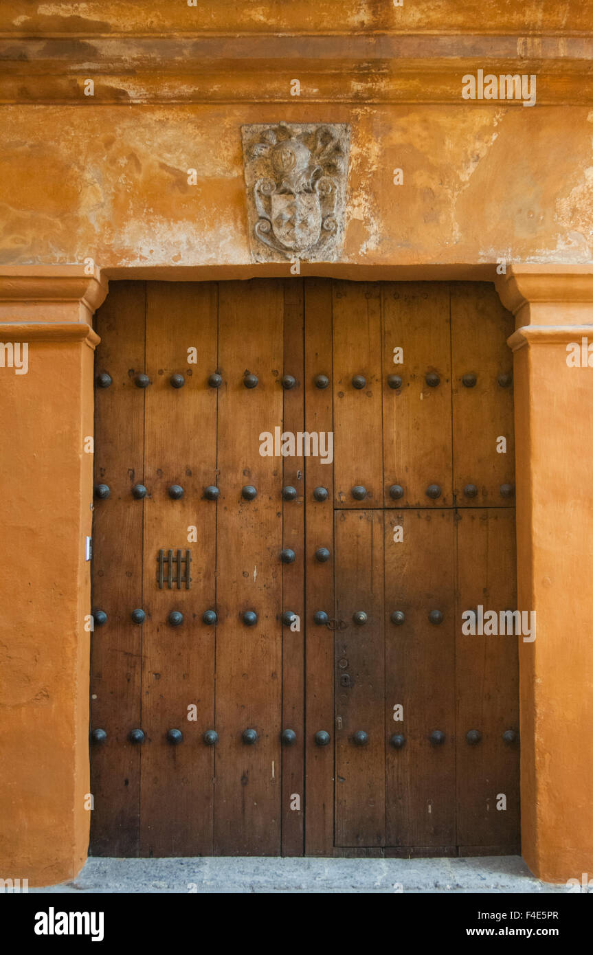 Adornada puerta tallada. La ciudad vieja tiene pesadas puertas de madera  tallada elaboradamente decorado con empujadores, accionados de hierro  fundido. Cartagena (Cartagena de los Indios) Atlantico Provincia. Colombia  Fotografía de stock -