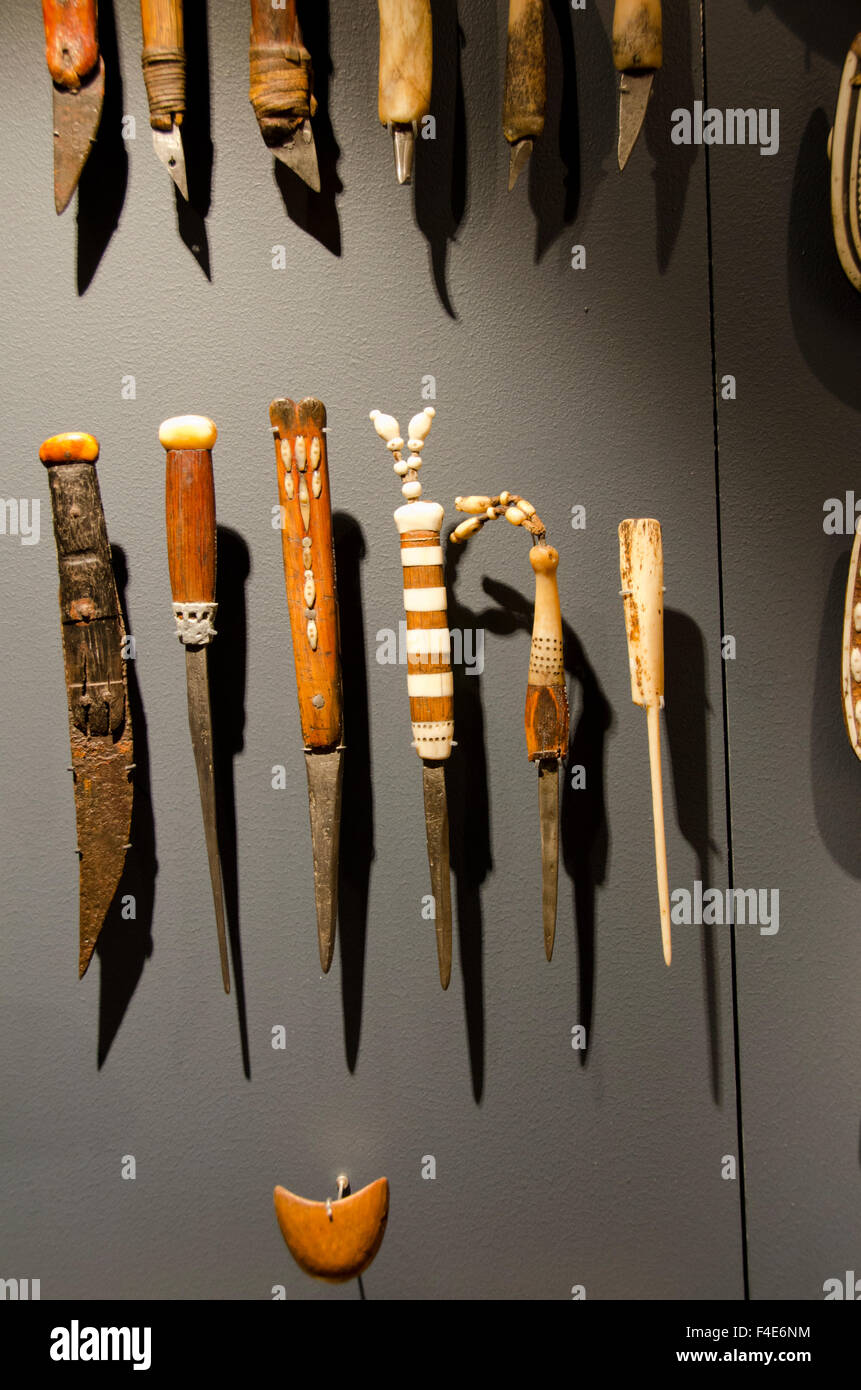 Ciudad capital de Groenlandia, Nuuk. Museo Nacional de Groenlandia.  /Esquimal Inuit groenlandés y artefactos de Ammassalik, herramientas y  cuchillos desde finales de la década de 1880 1930 Fotografía de stock -  Alamy