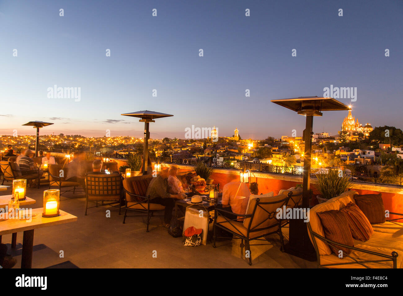 Teniendo en la vista al atardecer desde el palisandro Luna Rooftop Bar