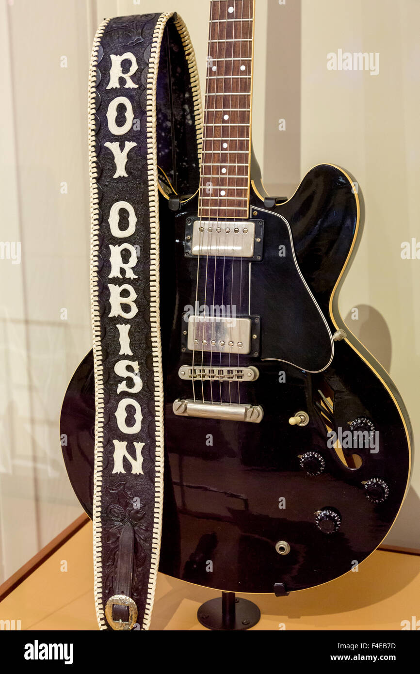 Phoenix, Arizona, EE.UU., Museo de Instrumentos Musicales. Cantante y  compositora norteamericana la guitarra de Roy Orbison. Crédito: Wendy  Kaveney Jaynes / Galería / DanitaDelimont.com Fotografía de stock - Alamy