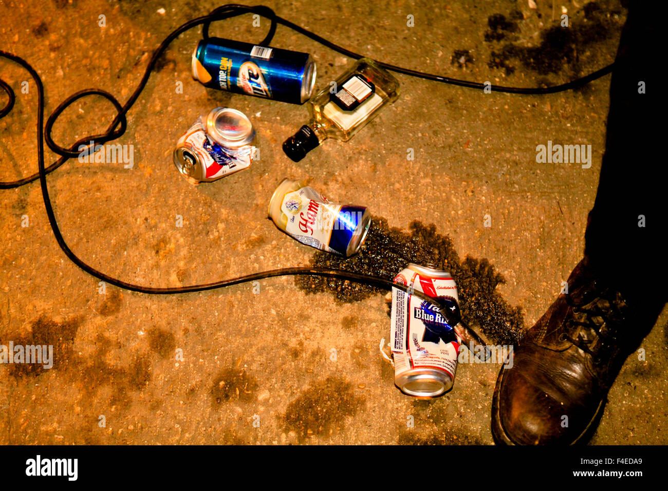 Latas de cerveza vacías aplastado sobre piso de concreto después de sótano para el punk rock show. Supongamos Records, la banda de vacaciones, de Cincinnati, Ohio. Sesión de fotos después de mostrar en 700 South Lincoln Street, Bloomington, Indiana. El 21 de septiembre de 2012. Foto de stock