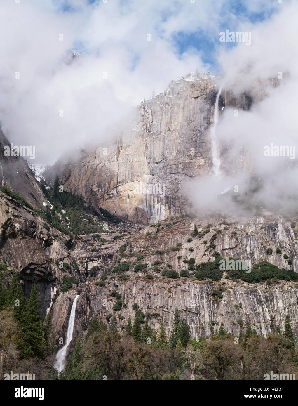California, montañas de Sierra Nevada, Parque Nacional de Yosemite, las nubes rodean Cataratas de Yosemite en el valle. Tamaños disponibles (de gran formato) Foto de stock