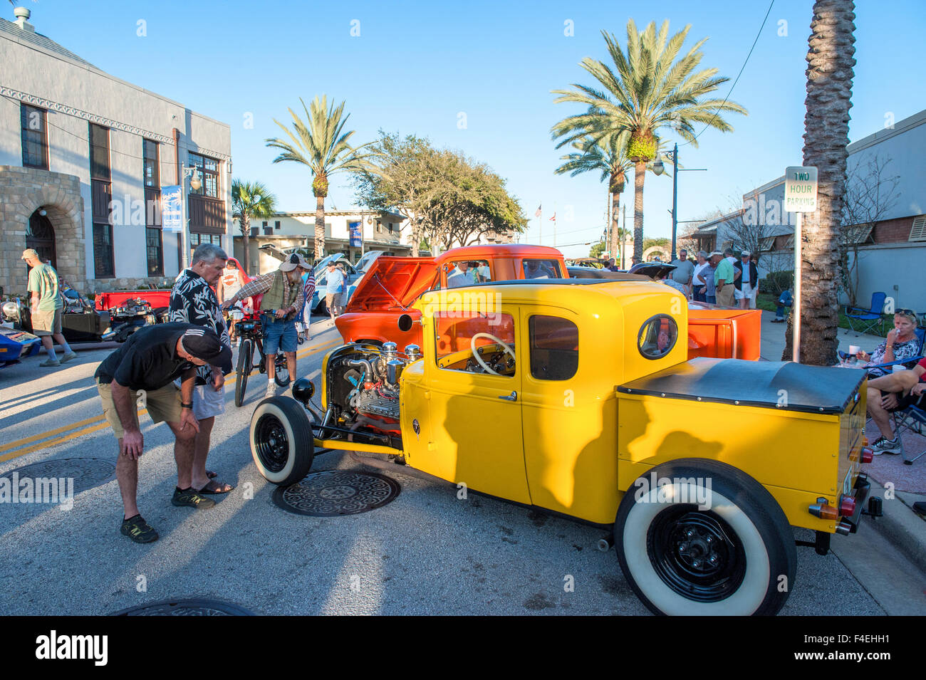 Ee.Uu., Florida, New Smyrna Beach, camiones de antigüedades en la pantalla en el classic car show. Foto de stock