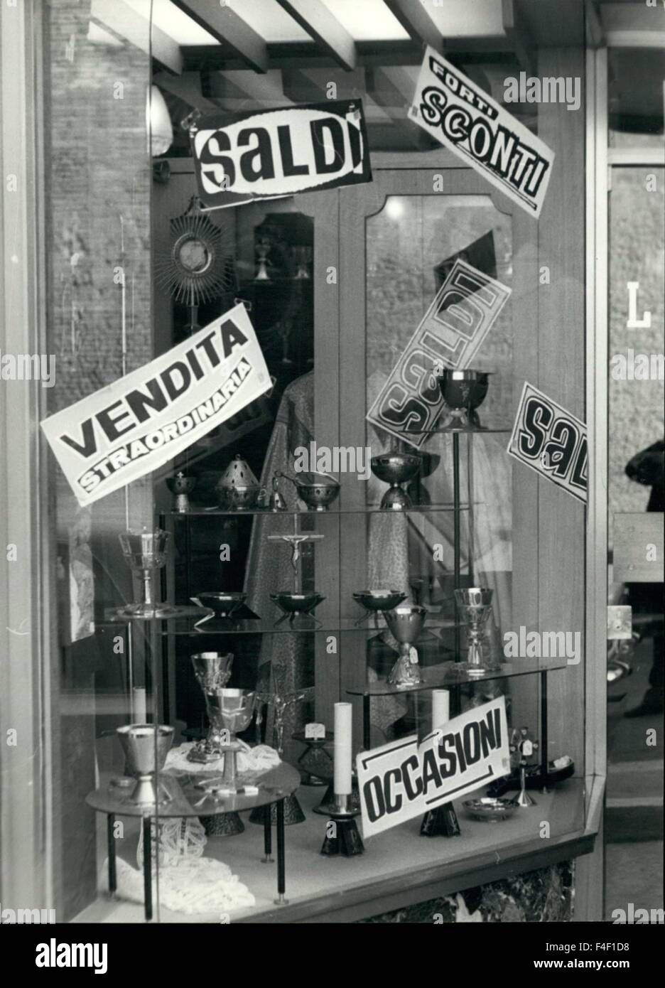 1968 - En venta a buen precio arge venta de cálices, estolas, surplices y  agujero túnicas para la Misa. Un famoso sastre eclesiástica se vende a buen  precio los artículos religiosos. Como