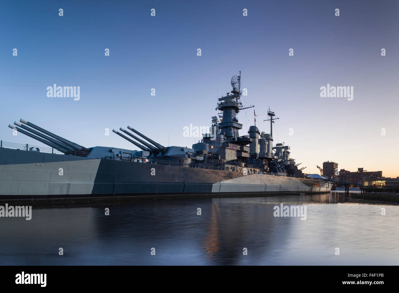 En Wilmington, Carolina del Norte, el acorazado USS North Carolina, BB-55, dawn Foto de stock