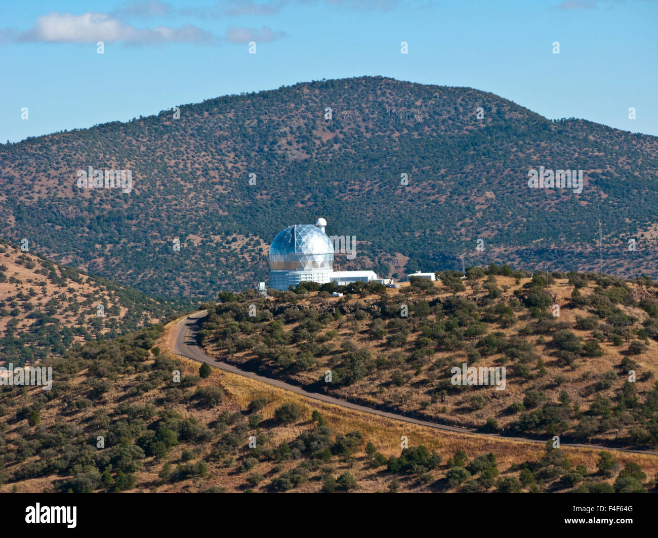 Estados Unidos, Fort Davis, Texas, Observatorio McDonald, Monte Fowlkes, telescopio Hobby-Eberly, la quinta más grande en el mundo de la vista exterior del Observatorio. Foto de stock