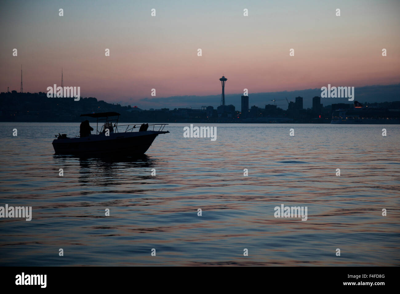 Lanzamiento en barco al amanecer de Alki Beach Park, Seattle, WA. Foto de stock