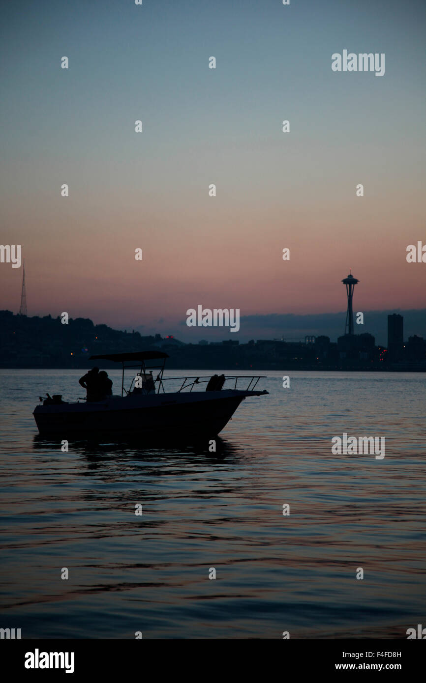 Lanzamiento en barco al amanecer de Alki Beach Park, Seattle, WA. Foto de stock