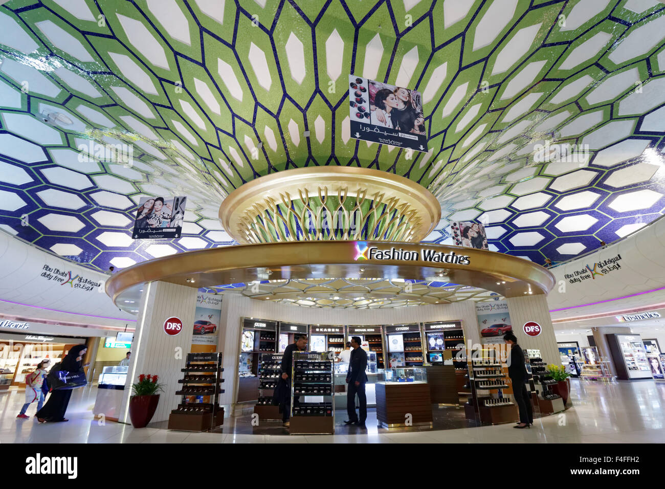 Emiratos Árabes Unidos Terminal 1 Concourse, sala de tránsito y tiendas Duty Free en el