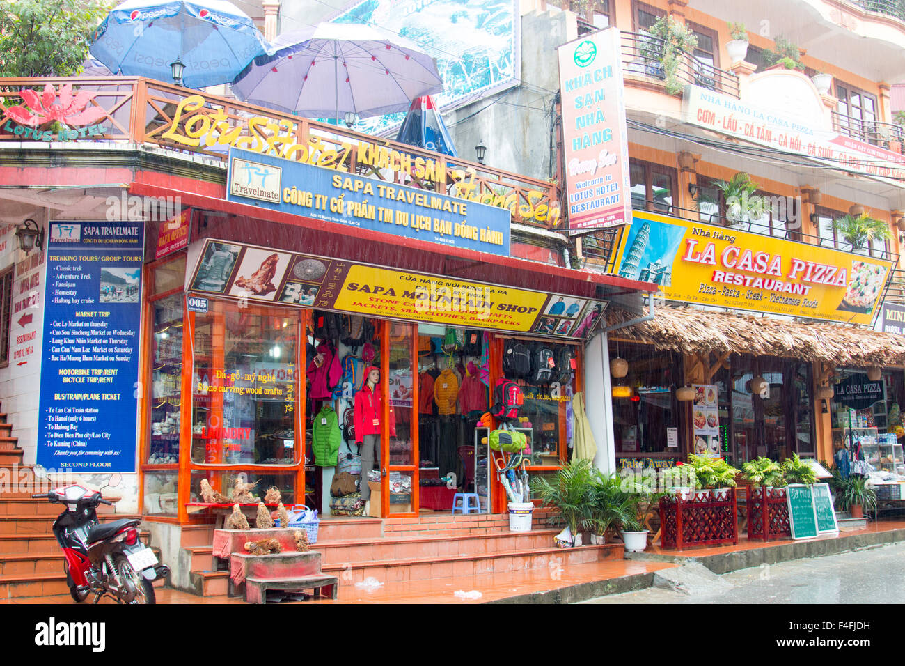 Sapa, noroeste de Vietnam ciudad fronteriza, senderismo de montaña tienda  ropa para el trekking en la zona y la pizzería restaurante italiano  Fotografía de stock - Alamy