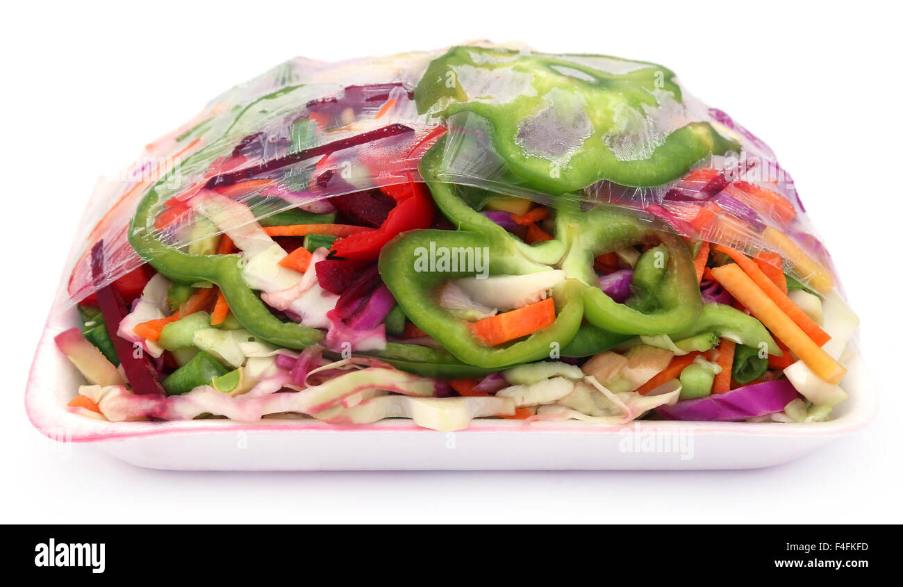 Las verduras en rodajas envasados sobre fondo blanco. Foto de stock