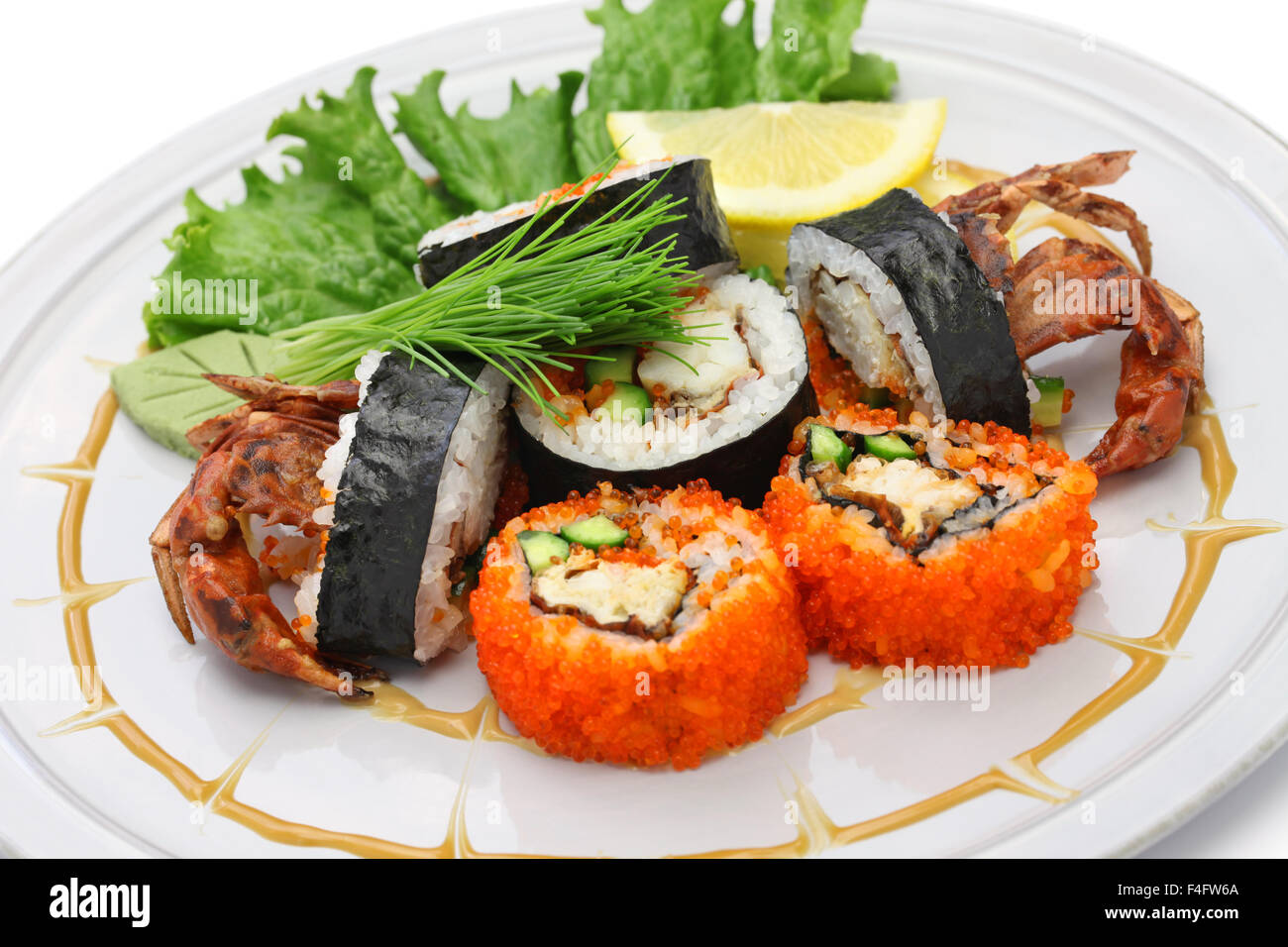 Araña Maki Sushi Roll, hecha de cáscara blanda en tempura de cangrejo y el arroz de sushi, cena fiesta de Halloween Foto de stock