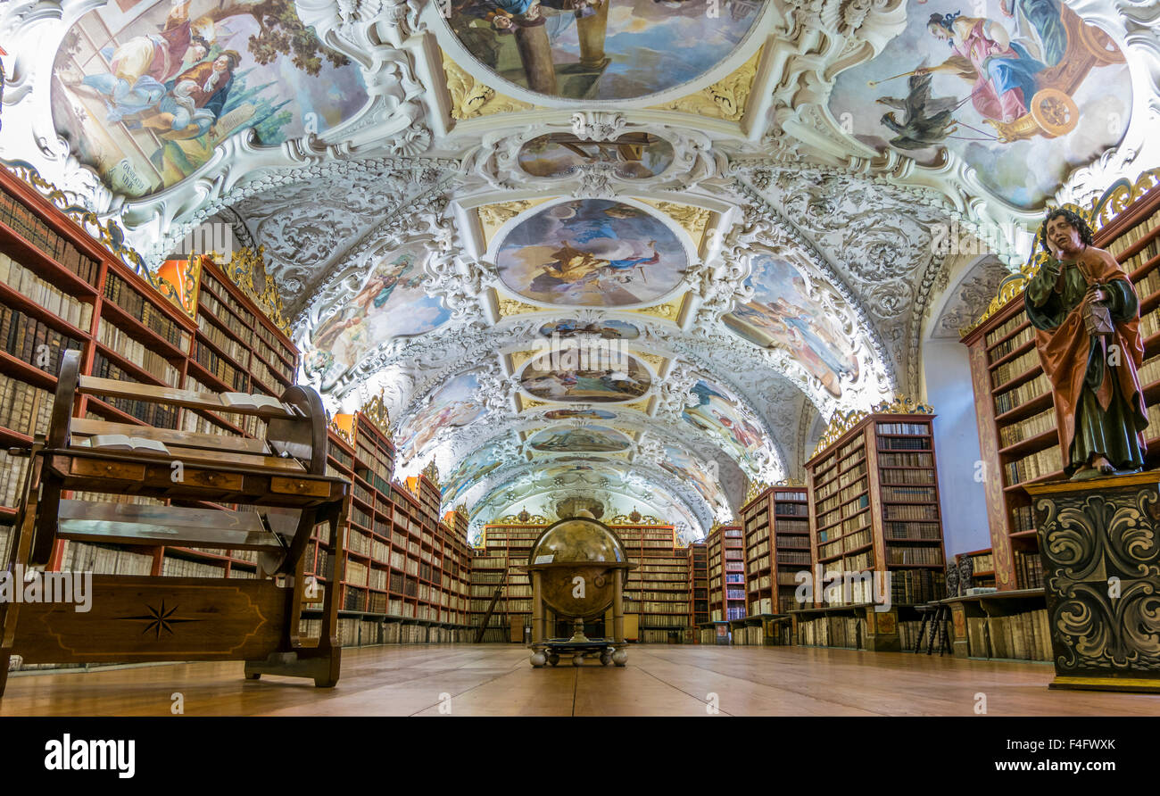 Biblioteca barroca en el monasterio de Strahov, en Praga, República Checa Foto de stock