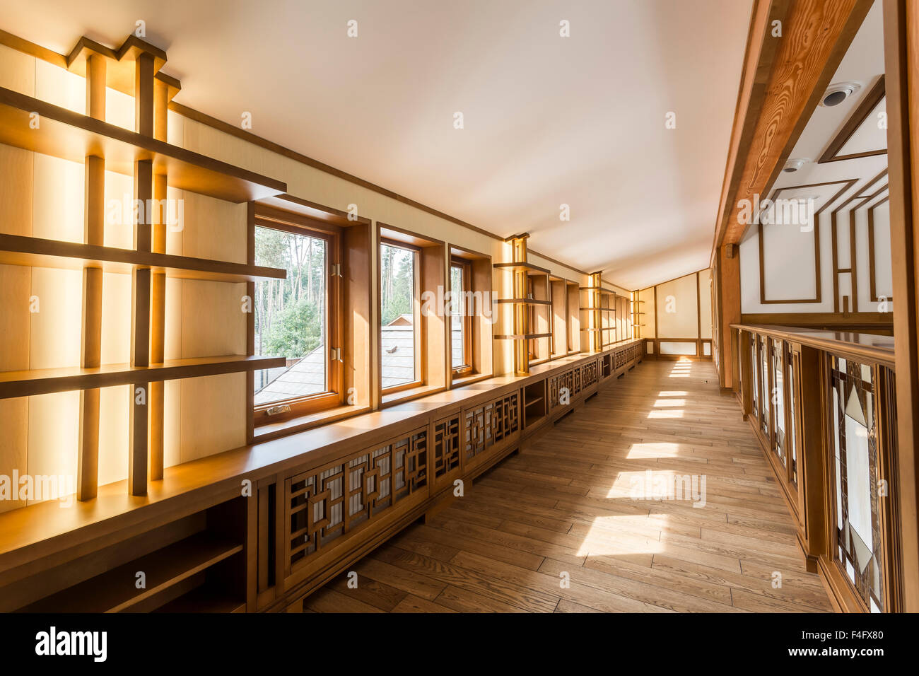 Un corredor interior con paredes de madera y ventanas en casa vacía. Casa  de diseño moderno y nuevo y hermoso. Luz de madera en las paredes  Fotografía de stock - Alamy