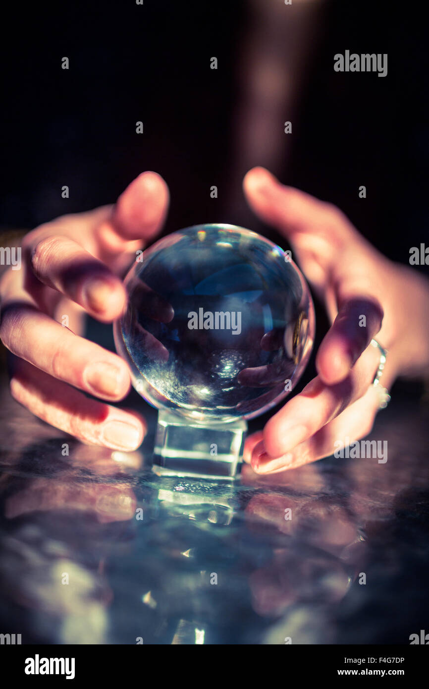 Bola de cristal adivino manos fotografías e imágenes de alta resolución -  Alamy