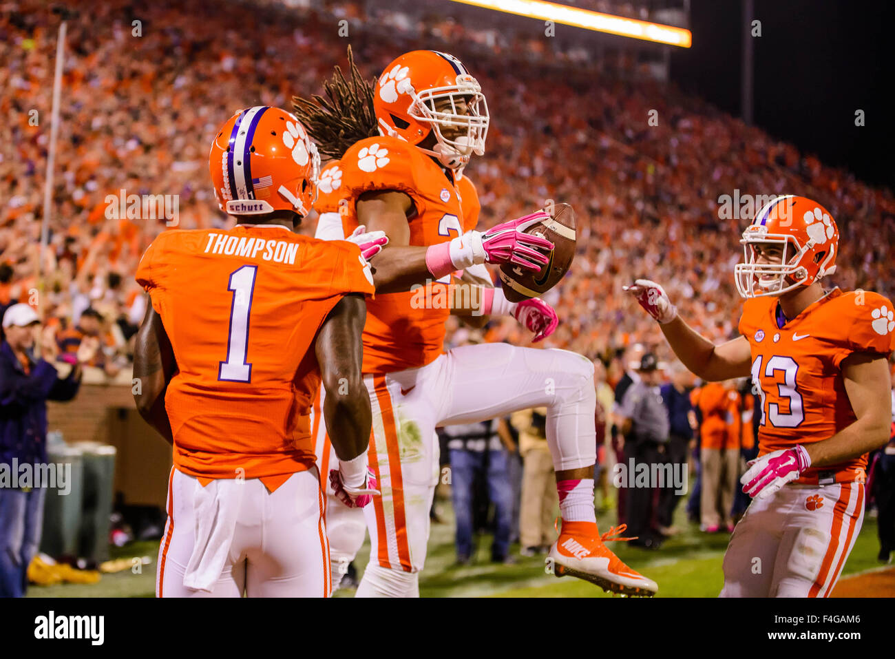 Clemson Tigers receptor ancho Artavis Scott (3) celebra con Clemson Tigers  receptor ancho Trevion Thompson (1) y Clemson Tigers receptor ancho Renfrow  Hunter (13) Tras anotar un touchdown durante la NCAA Football