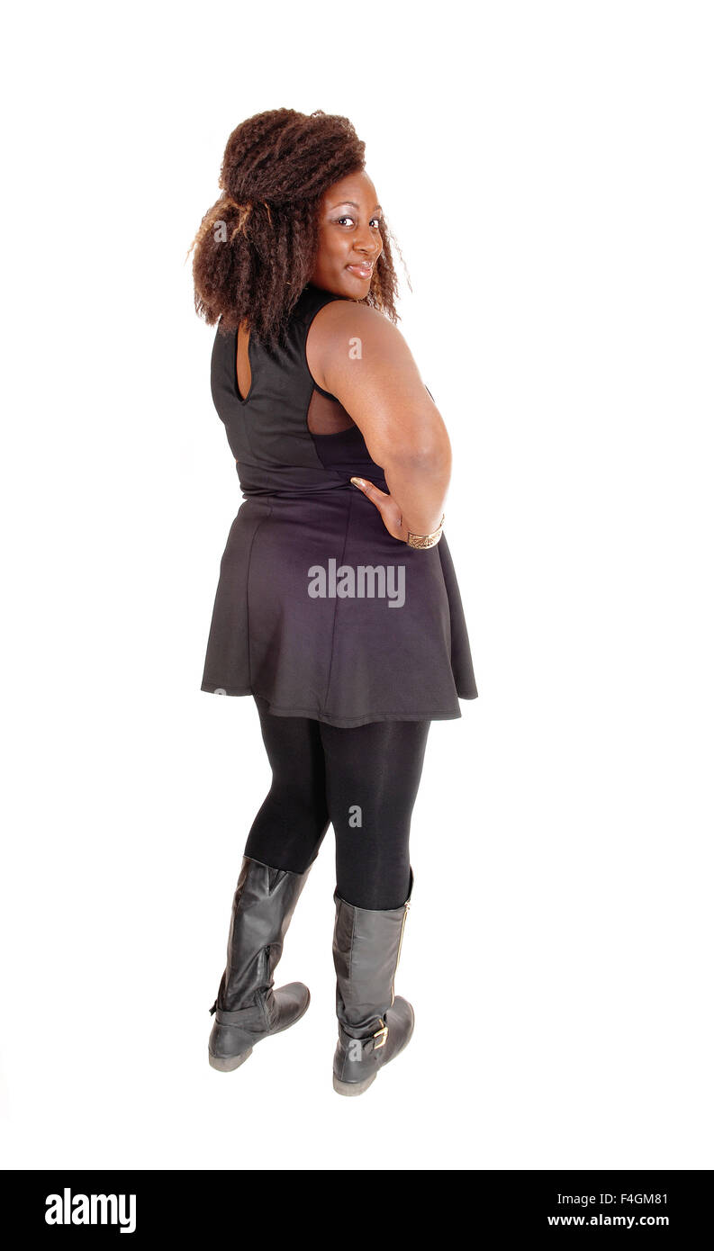 Un gran afroamericana en un vestido negro, medias y botas de pie desde la  parte posterior aislado para fondo blanco Fotografía de stock - Alamy