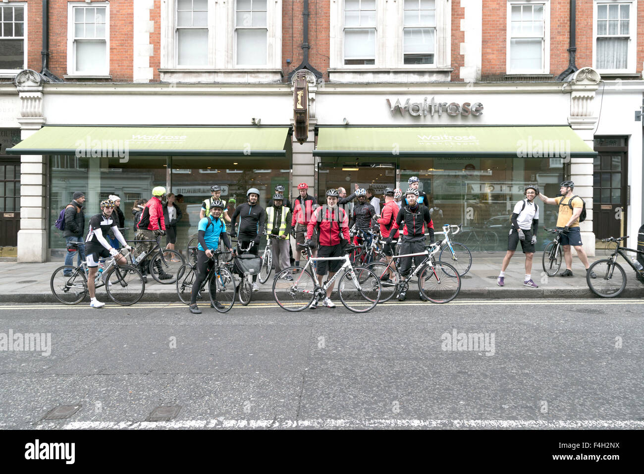 Londres, Inglaterra, 18 de octubre de 2015. Personal Waitrose ciclismo grupo armado en Marylebone High Street en Londres antes de un gran tour para todos los Supermercados Waitrose, Londres, Inglaterra, Reino Unido. Foto de stock