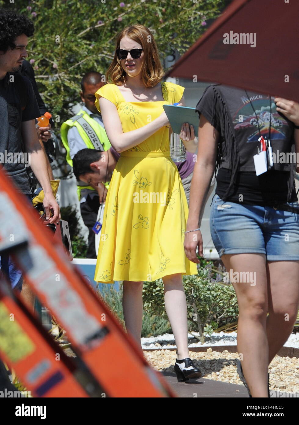La actriz Emma Stone llevaba un vestido vintage de color amarillo brillante  para una escena de su próxima película 