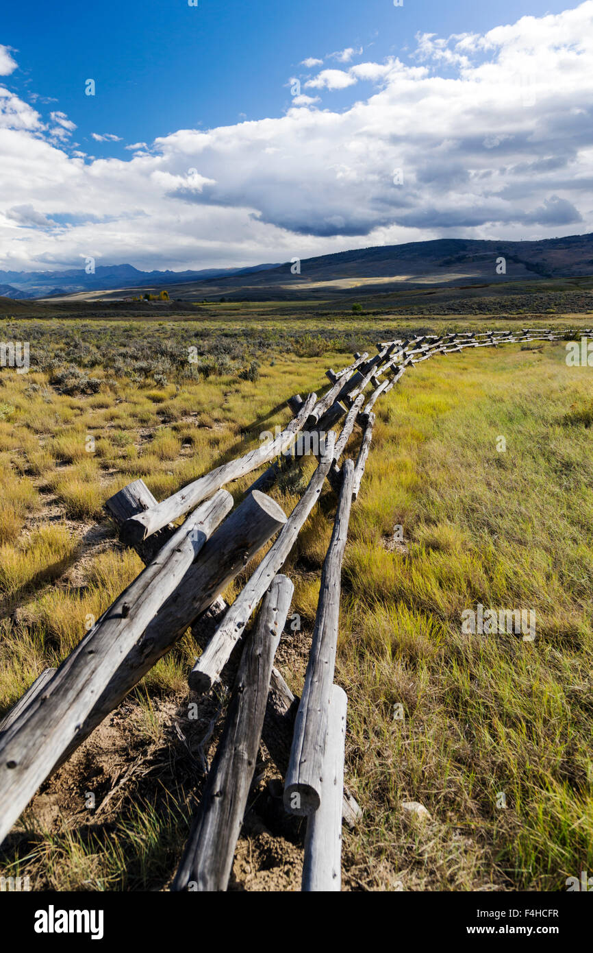 Buck & rail vallas, camino de tierra junto a la autopista 40 y CR14; Norte Central de Colorado, EE.UU. Foto de stock