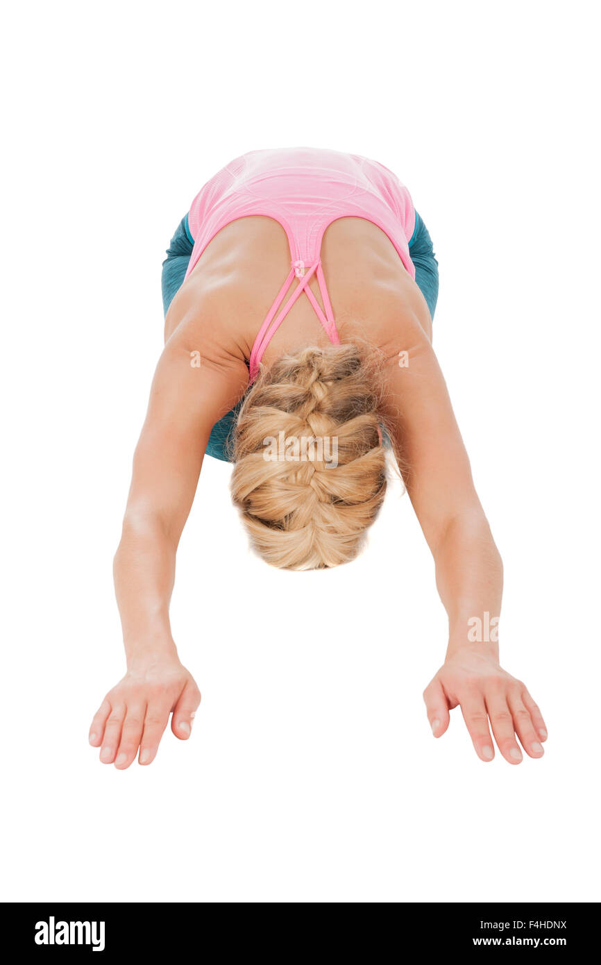 Vista completa del cuerpo de una mujer de mediana edad rubia en yoga posición del niño al frente, brazos extendidos; Cabeza hacia la cámara en fr Foto de stock