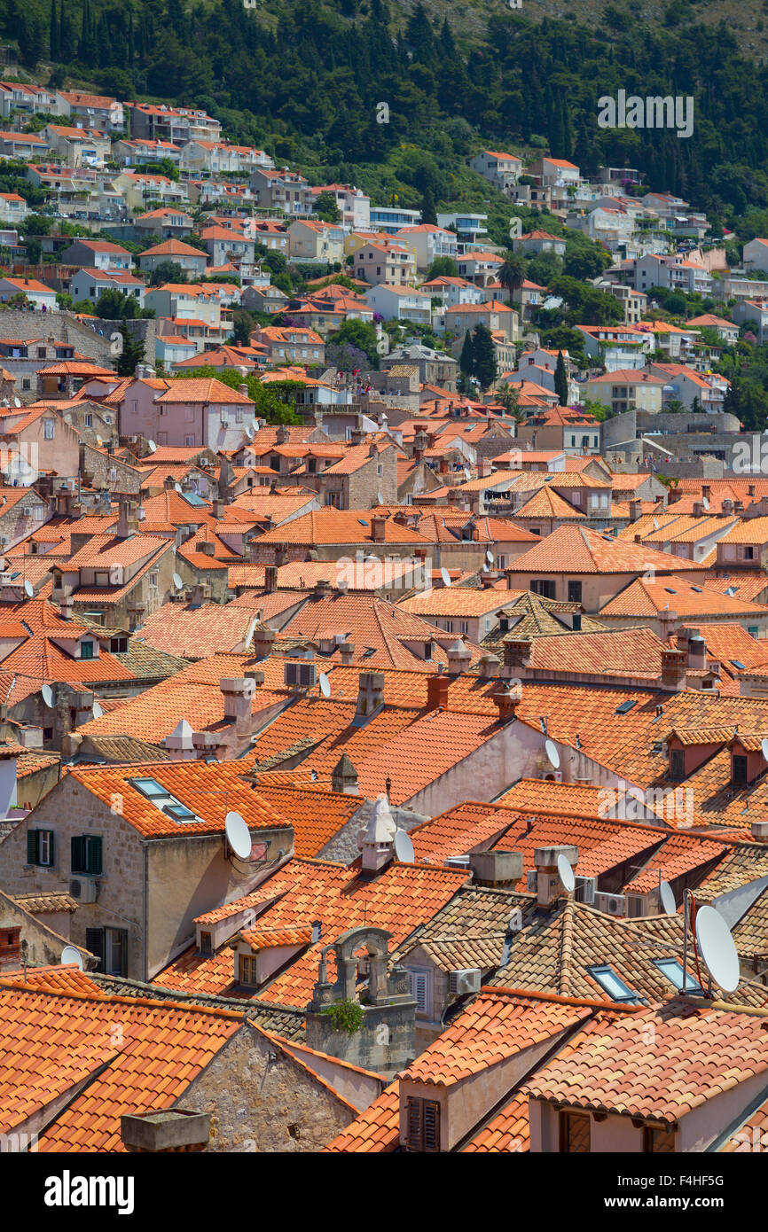 Dubrovnik, del condado de Dubrovnik-Neretva, en Croacia. Los tejados del casco antiguo de la ciudad. Foto de stock