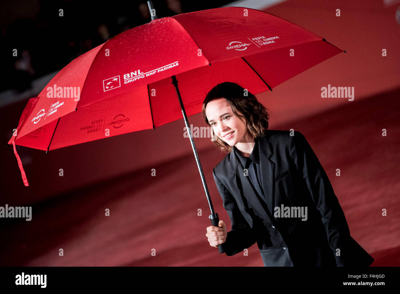 Roma, Italia. 18 Oct, 2015. Ellen Page asiste a la alfombra roja de la película 'Freeheld' en el 10º Festival Internacional de Cine de Roma Foto: Ellen Page. Crédito: Massimo Valicchia/Alamy Live News Foto de stock