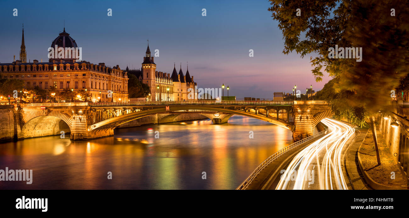Río Sena al anochecer con el Pont Notre Dame y la Conciergerie en la Ile de la Cité, París, Francia. Foto de stock