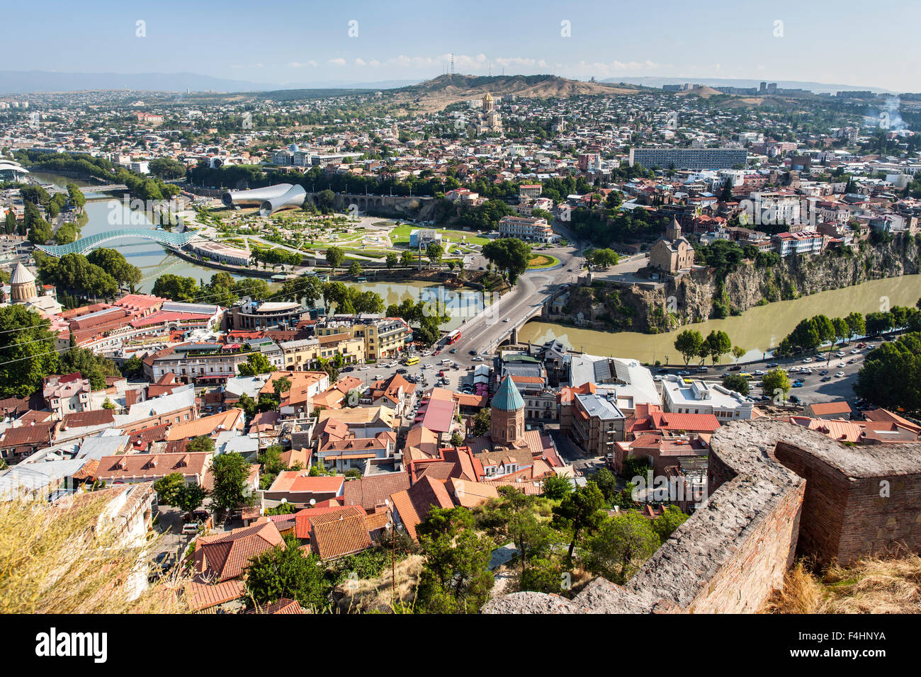 Amanecer vistas sobre el casco antiguo de la ciudad y el Río Mtkvari en Tbilisi, capital de Georgia. Foto de stock