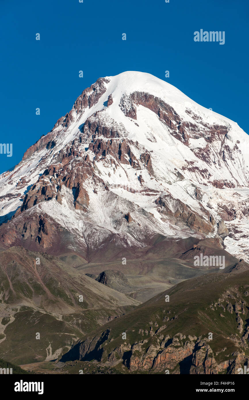 Monte Kazbek (5047m) en las montañas del Cáucaso del norte de Georgia. Foto de stock