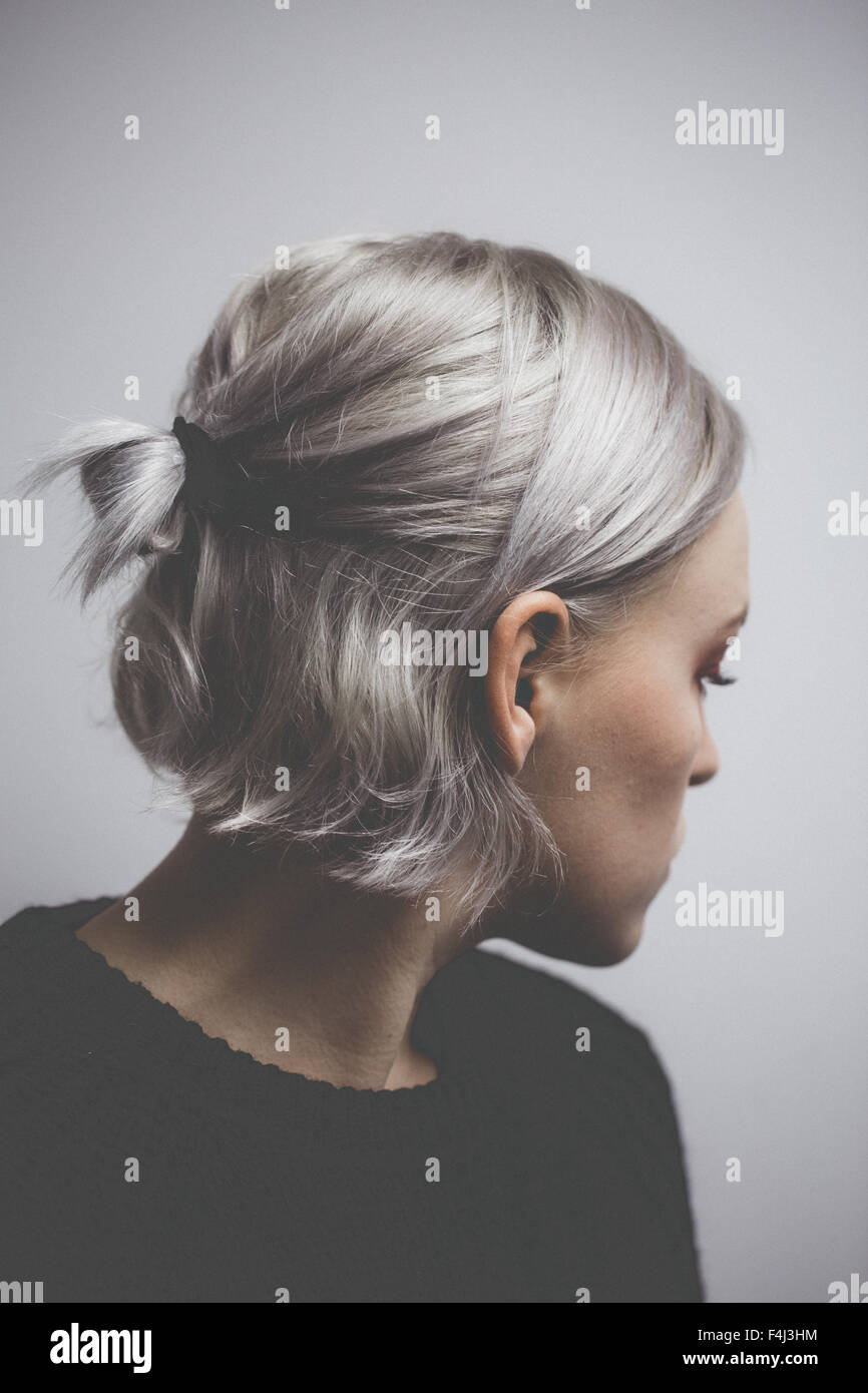 Hipster contemporáneo chica con cabello gris plata Foto de stock