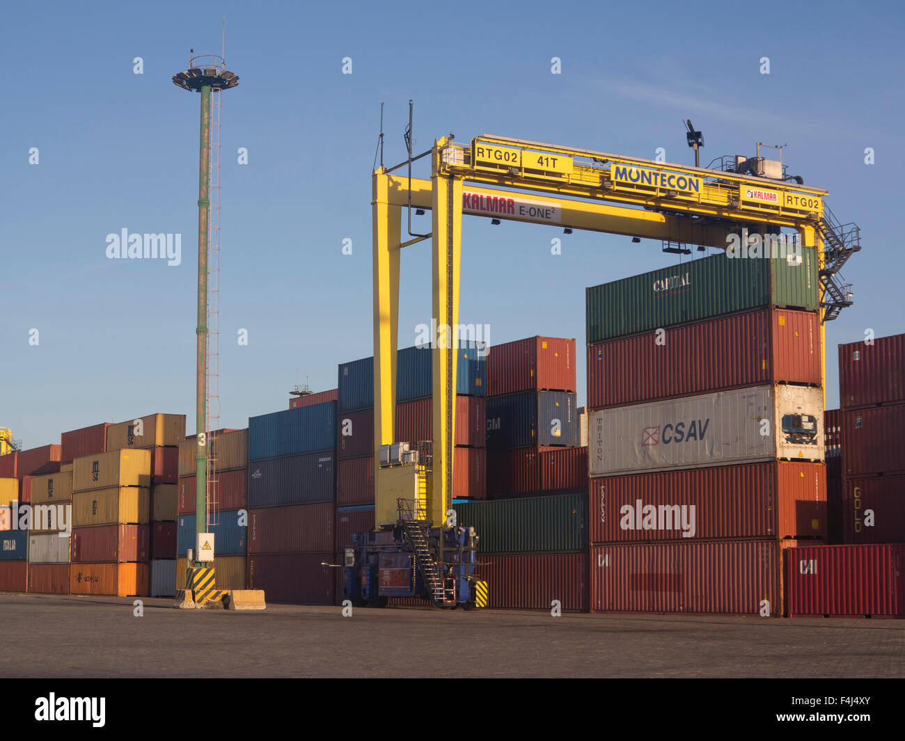 Los contenedores con mercancías importadas en el puerto de Montevideo, Uruguay, América del Sur Foto de stock