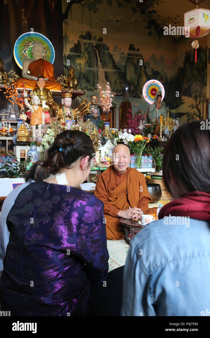 Aprendizaje a un monje budista, Tu un templo budista, Saint-Pierre-en-Faucigny, Alta Saboya, Francia, Europa Foto de stock
