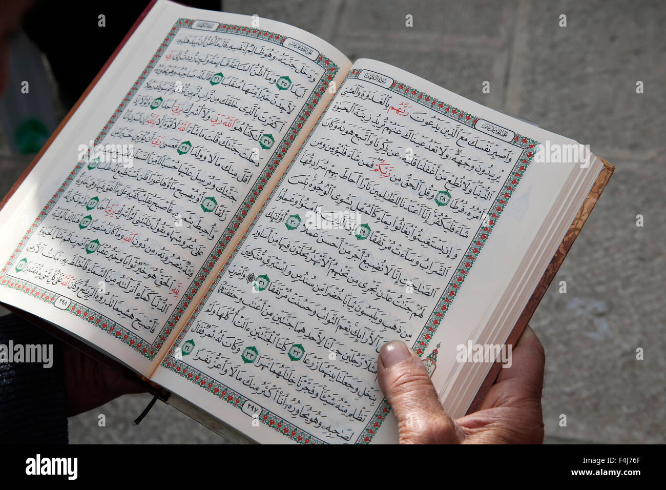 Leyendo el Corán palestina fuera de la Mezquita Al-Aqsa, en Jerusalén, Israel, Oriente Medio Foto de stock
