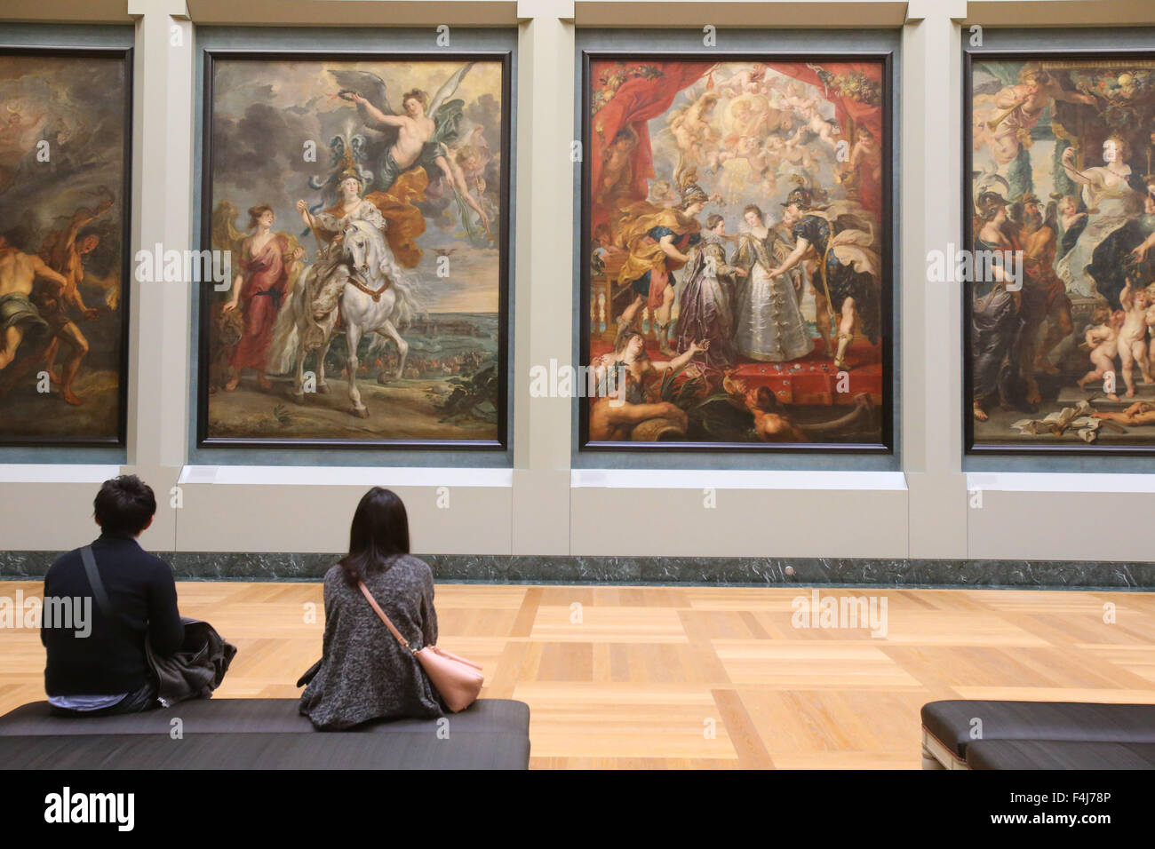 Los visitantes de la galería de Medicis, el Museo del Louvre, París, Francia, Euruope Foto de stock