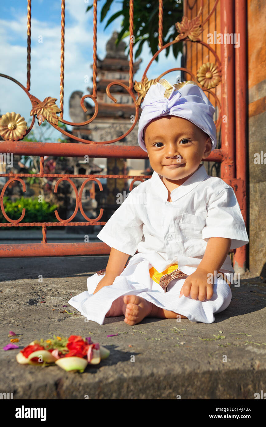 Retrato de niño balinés con cara sonriente en traje tradicional Sarong  sentado en un templo hindú en la ceremonia religiosa Fotografía de stock -  Alamy