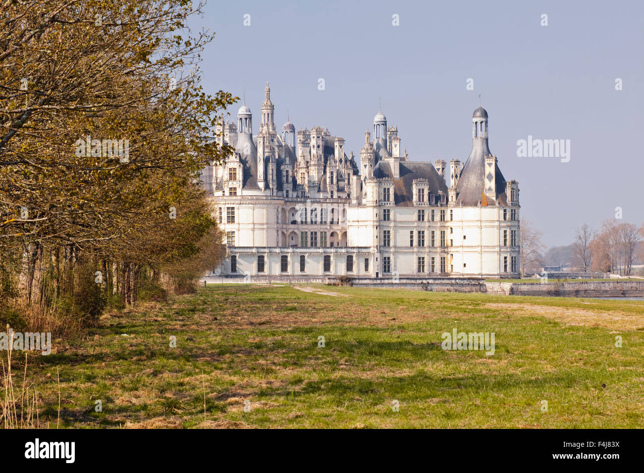 Mirando hacia el castillo renacentista de Chambord, UNESCO, Valle del Loira, Chambord, Loir et Cher, Centro, Francia Foto de stock