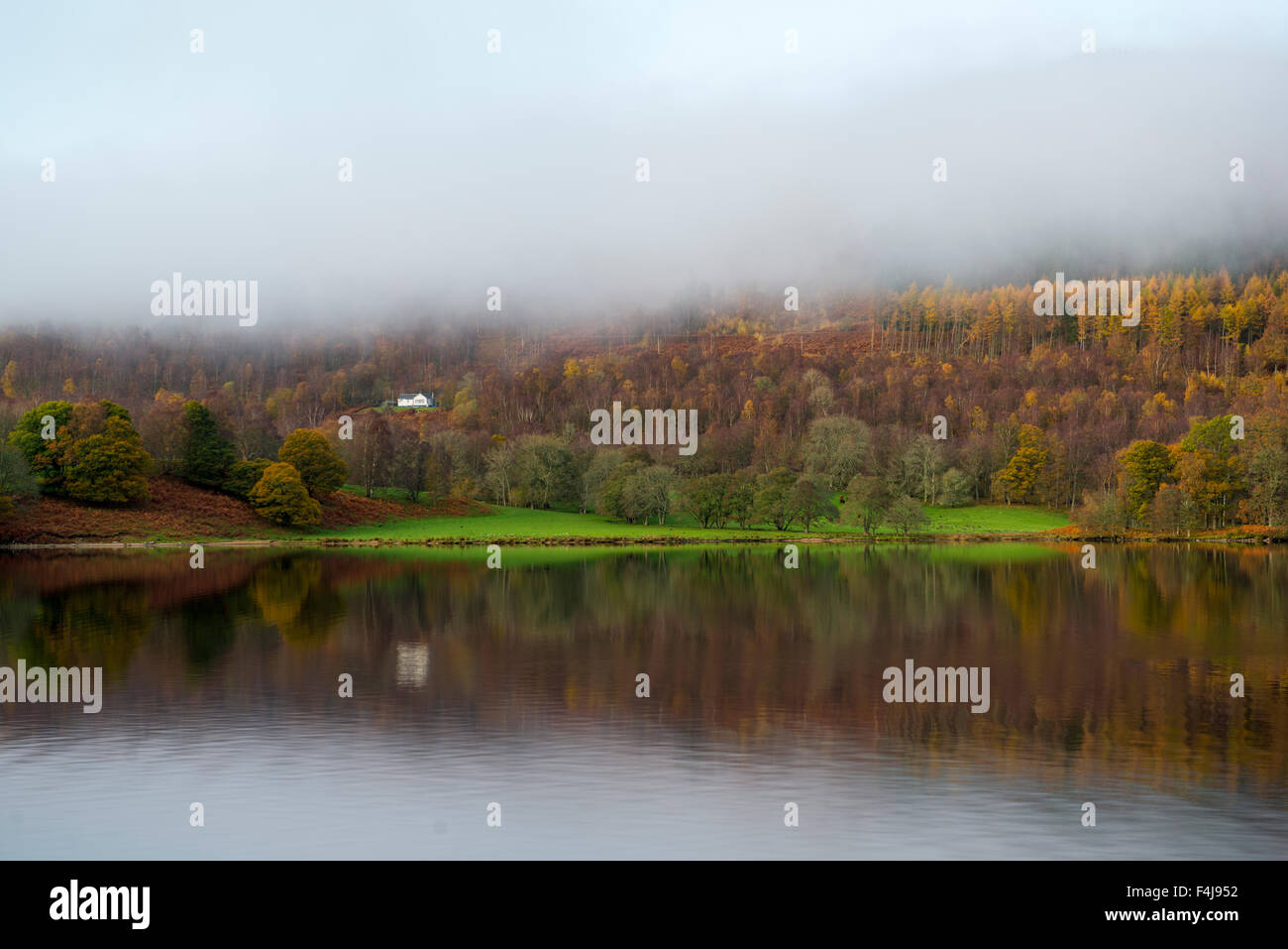 Reflexiones de otoño en Loch Tummel, Highland Perthshire. Foto de stock
