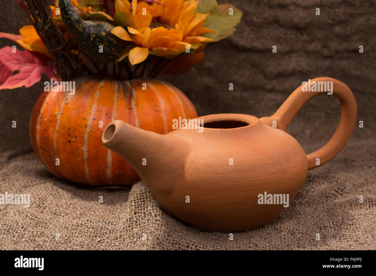 Tetera de barro con una calabaza decorativa Fotografía de stock - Alamy
