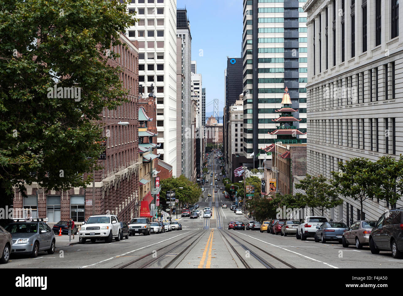 California Street, en el centro de San Francisco, el distrito financiero de San Francisco, California, EE.UU. Foto de stock