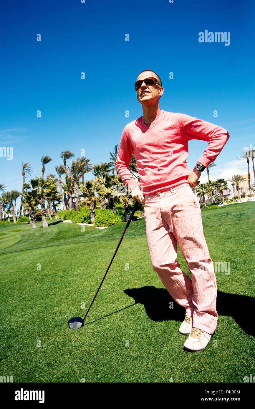 Hombre vestido con ropa rosa jugando al golf, EE.UU Fotografía de stock -  Alamy
