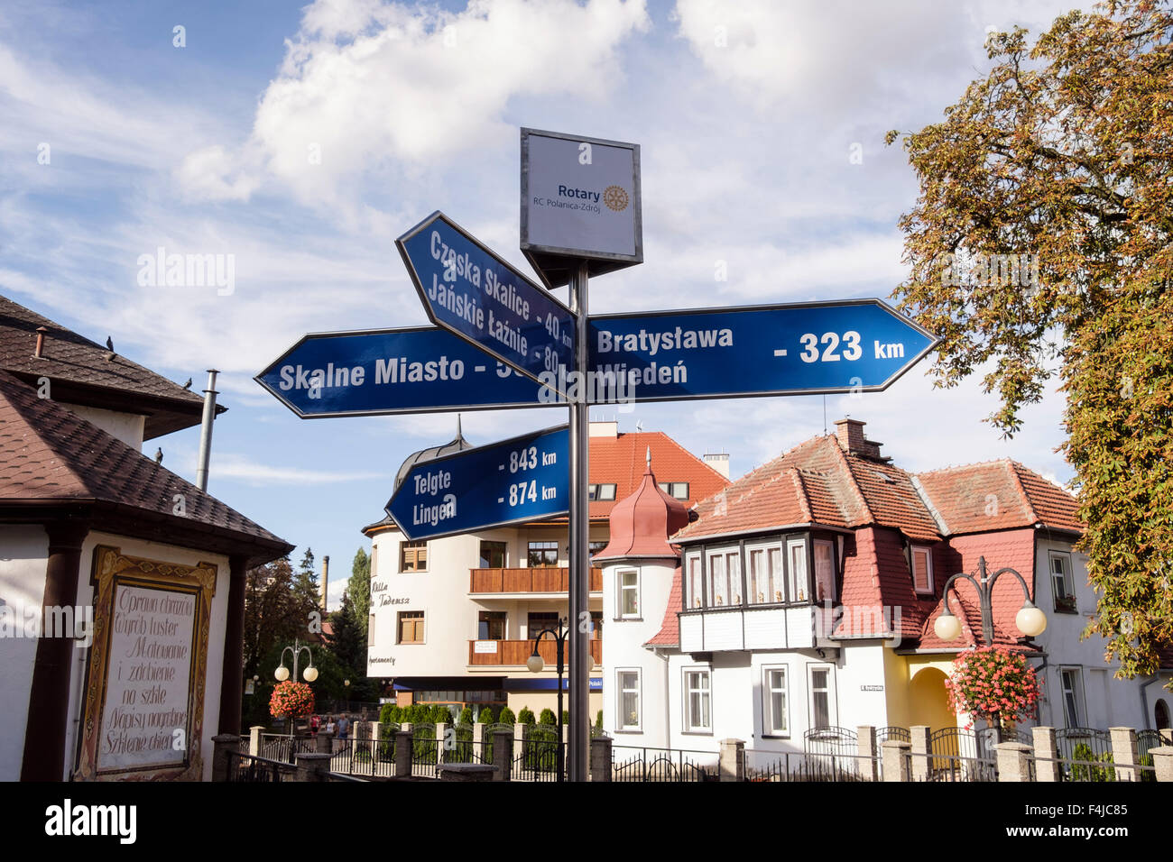 Rotary International signpost mostrando destinos urbanos europeos en la polaca ciudad spa resort. Polanica-Zdroj, Klodzko, Polonia Foto de stock
